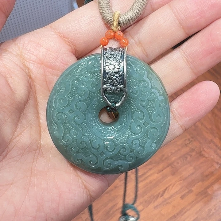 桃***夭和田玉未镶嵌颈饰