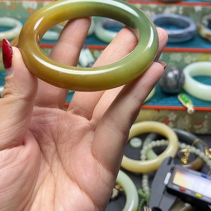 迎***春和田玉未镶嵌手镯新疆且末糖翠三色特色56.7