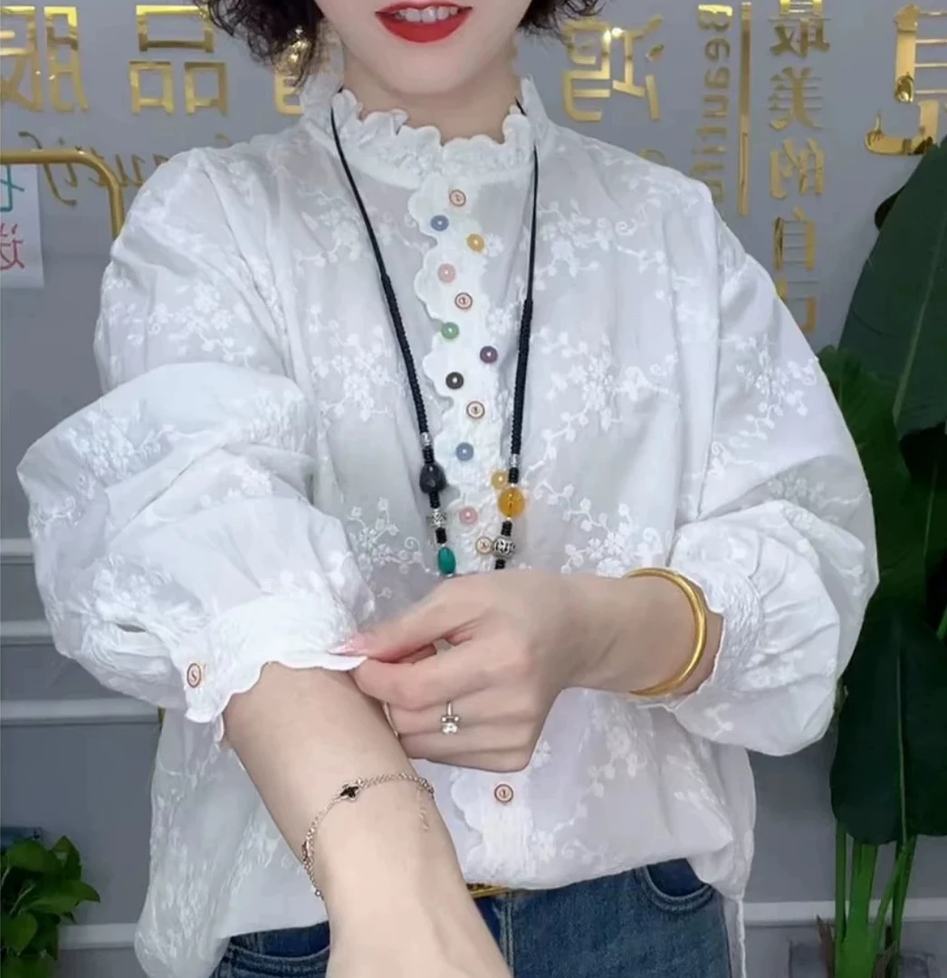 2025春装新款新复古彩扣刺绣白色提花上衣长袖衬衫女