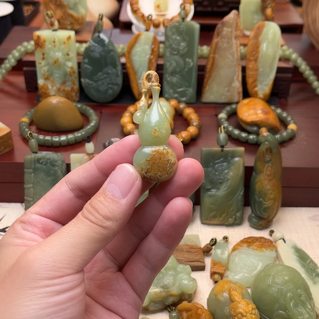 扶***倾颈饰未镶嵌岫岩河磨玉（透闪石质玉）