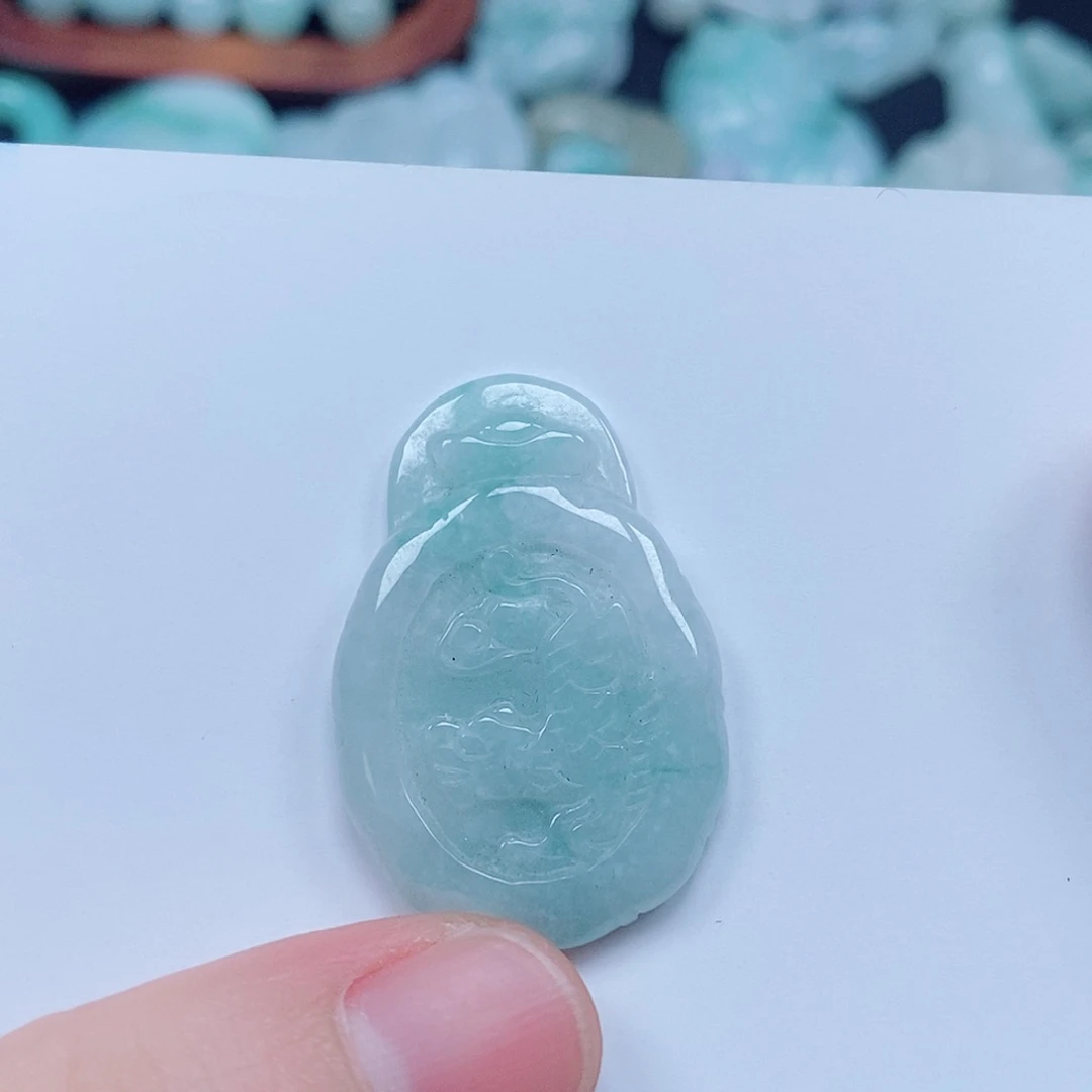 翡翠未镶嵌颈饰虎牌