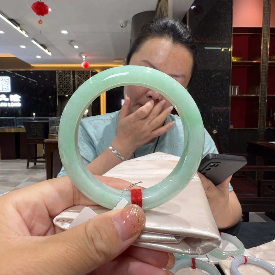 翡翠手镯未镶嵌满绿55.5