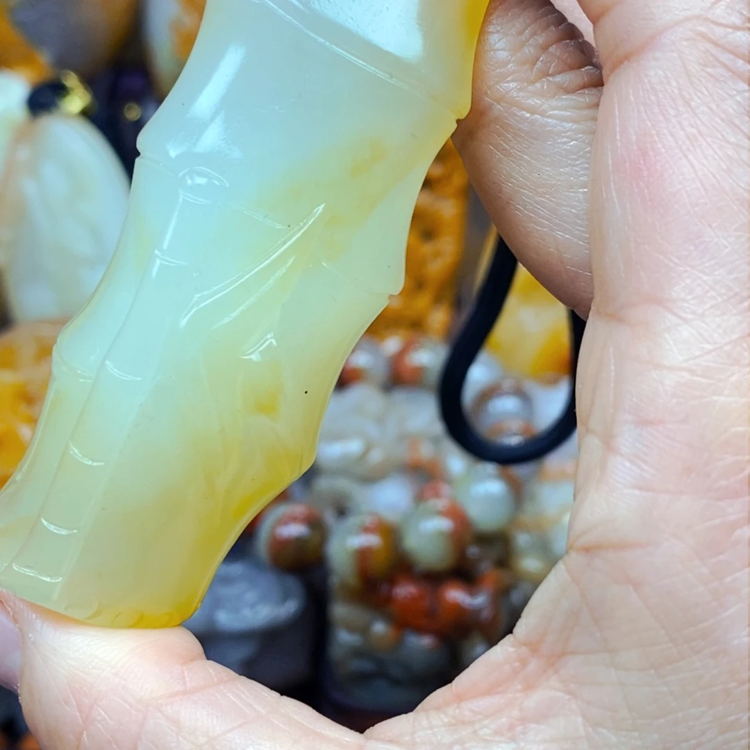 未镶嵌石英质玉（黄龙玉）颈饰