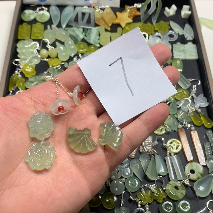 知***～蛇纹石玉未镶嵌耳钉