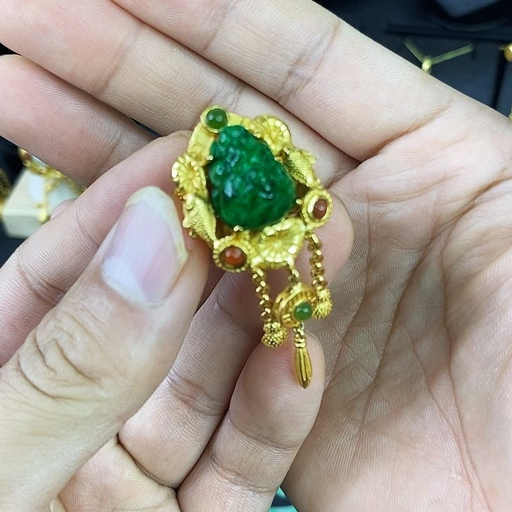 翡翠未镶嵌颈饰戒指