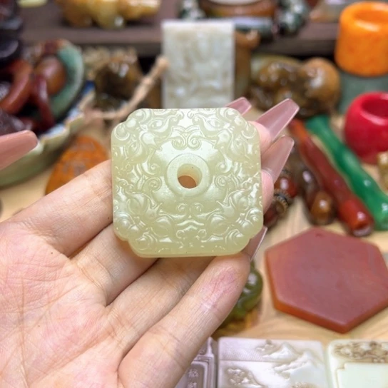 未镶嵌蛇纹石玉颈饰