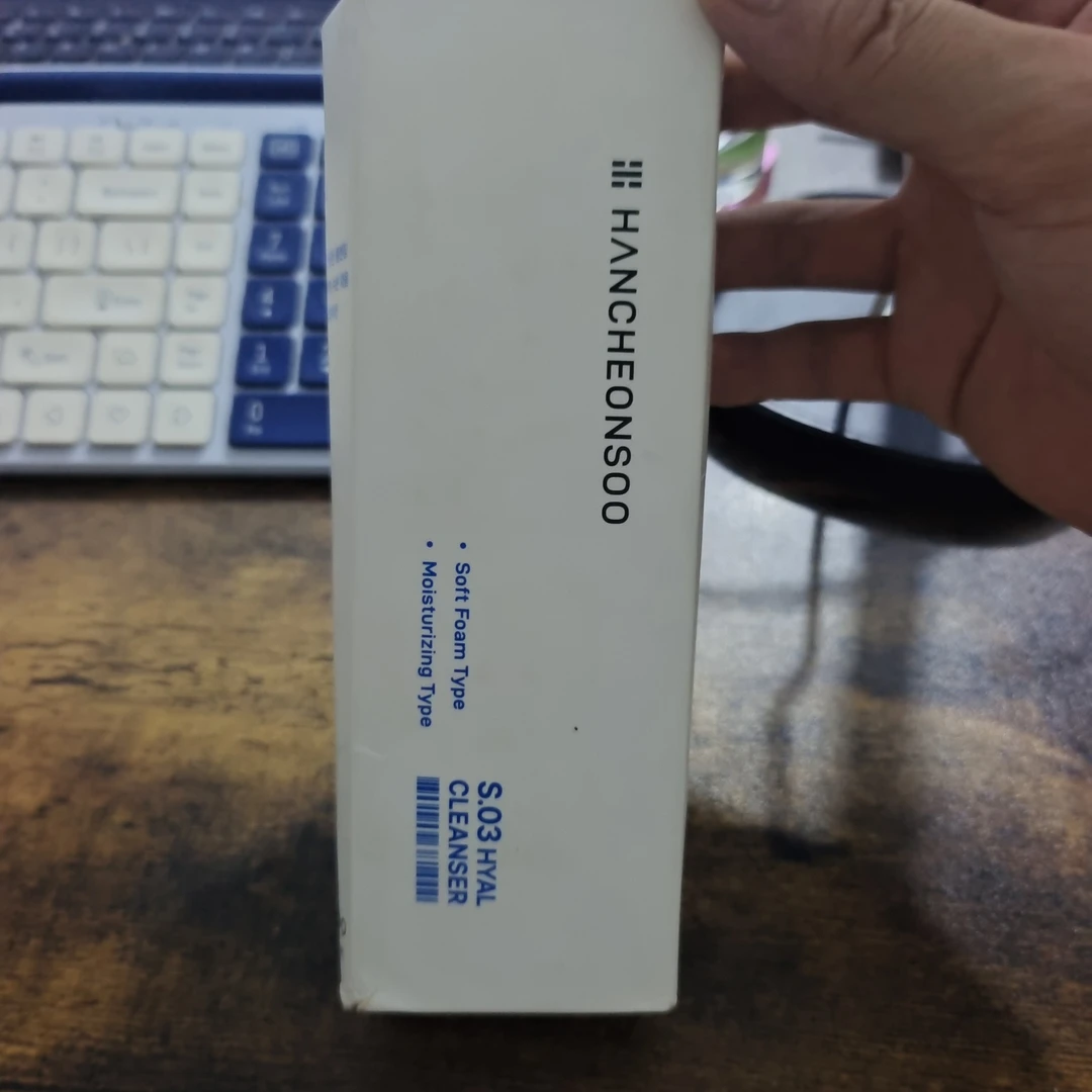 白色收纳盒，洗面奶