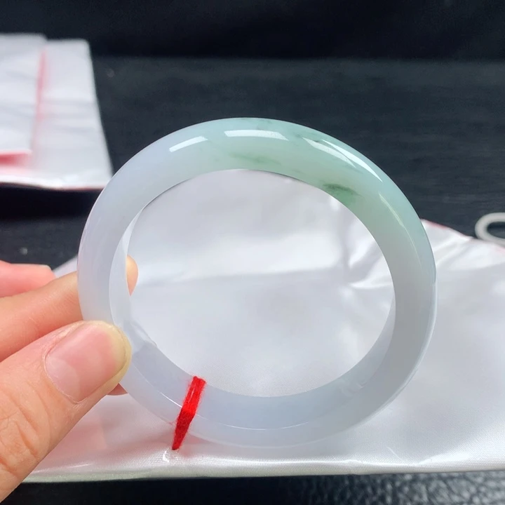 翡翠手镯未镶嵌55圈