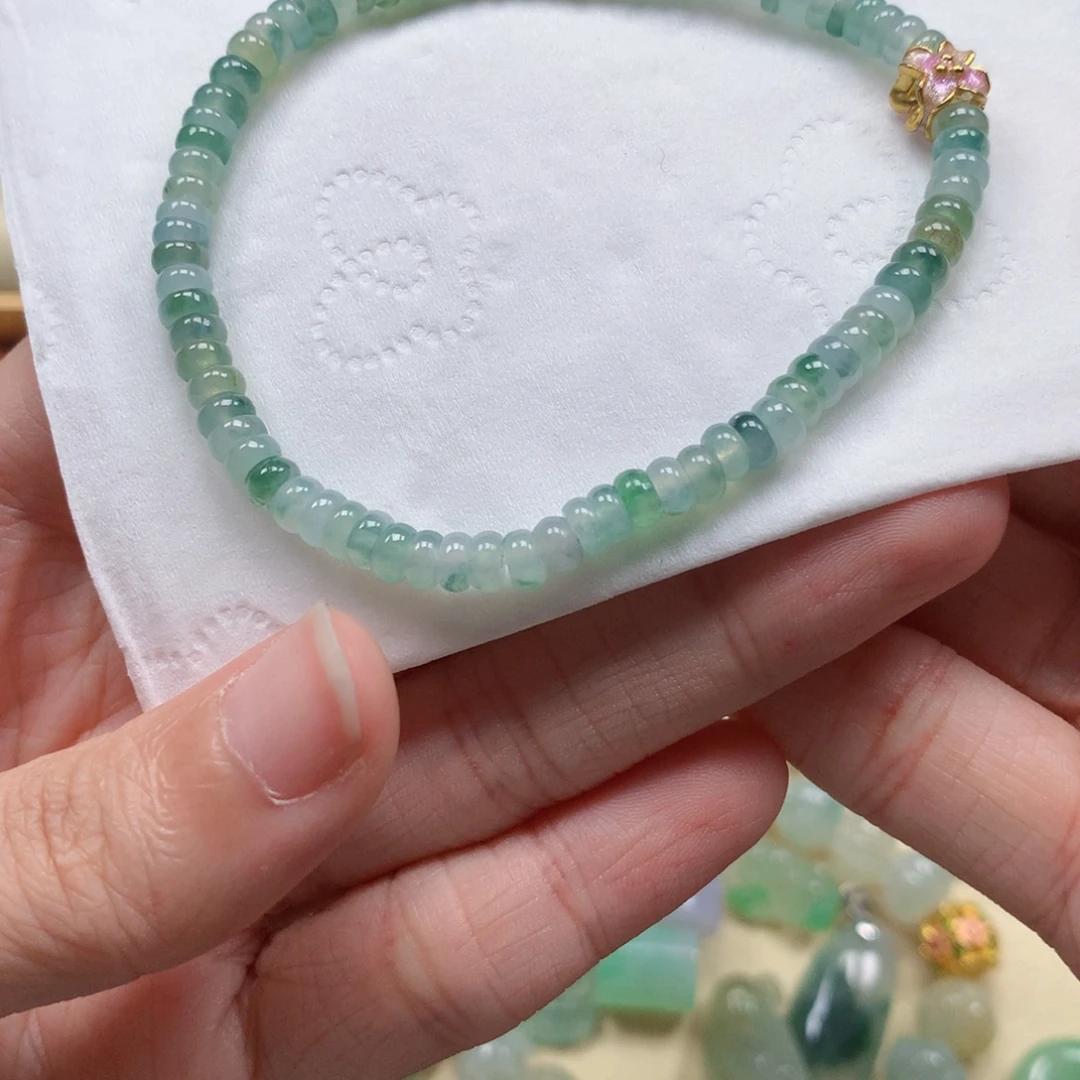 翡翠未镶嵌颈饰是