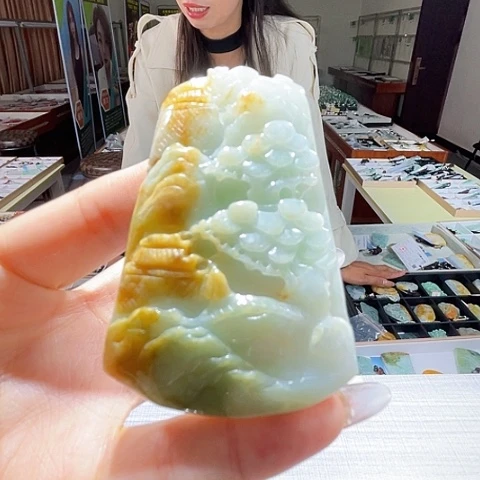 翡翠未镶嵌颈饰一个