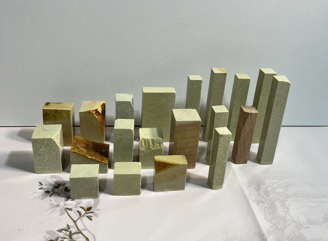 青田新矿半成品未磨批量出，价格为18方，尺寸不一，随机发不挑。