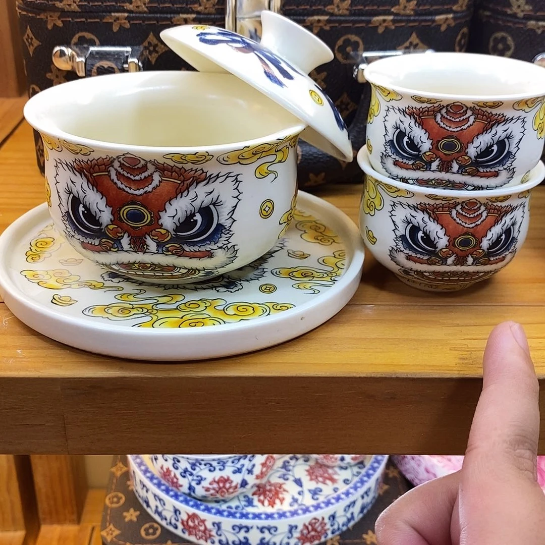 盖碗里的水煮开后放入