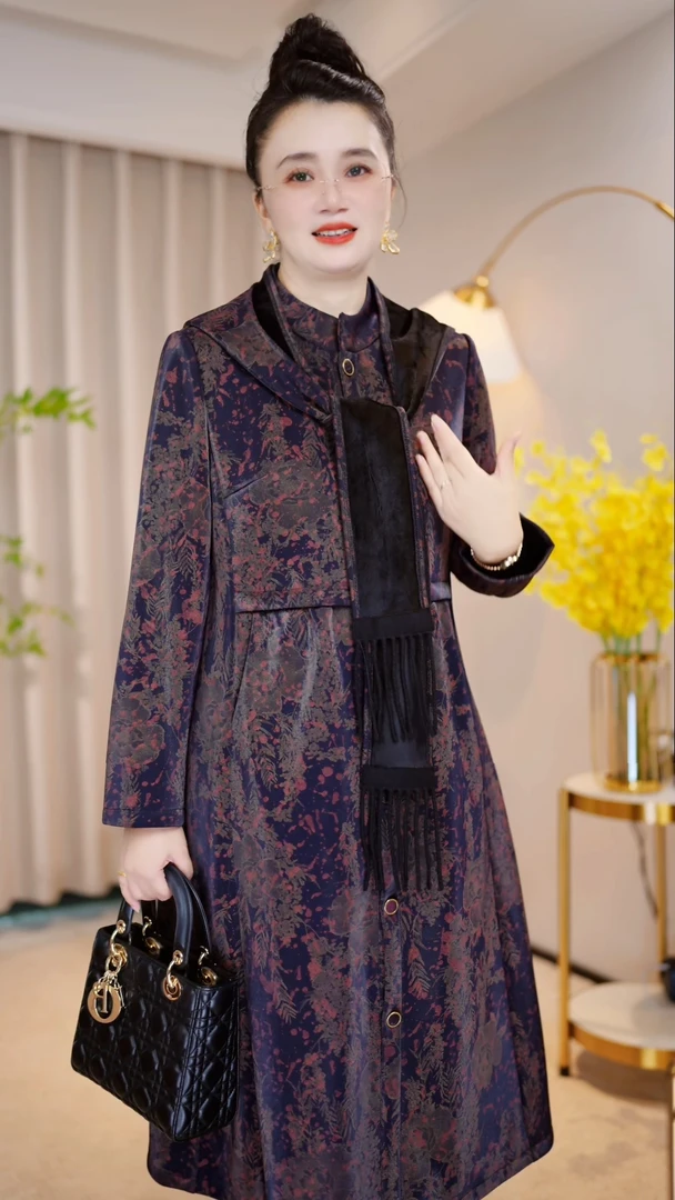 秋冬新款大码显瘦中老年妈妈装中长款加绒帽子围巾风衣外套A53