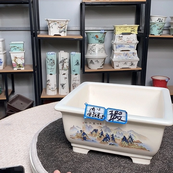 紫砂的花盆很漂亮