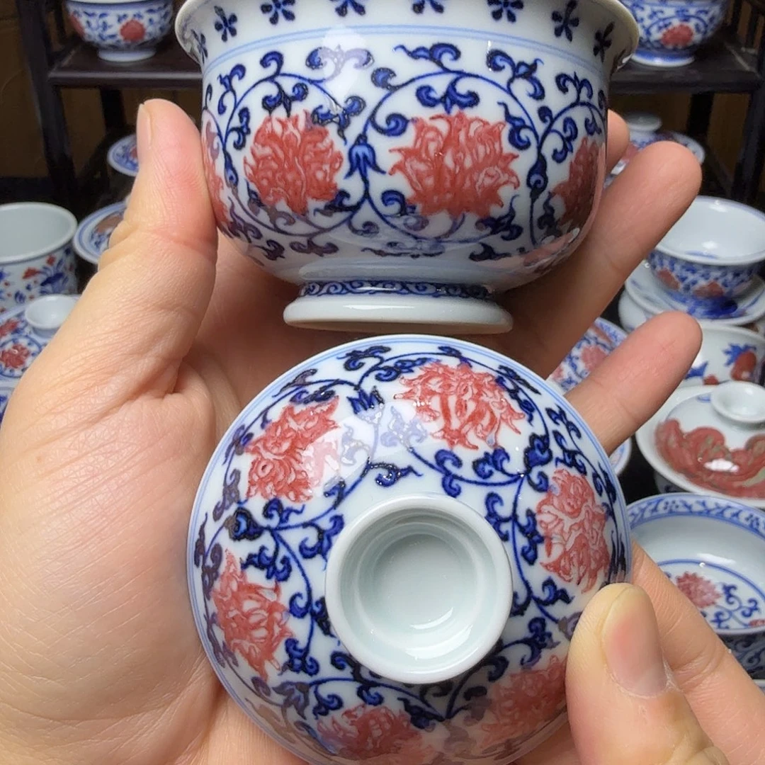 青花釉里红缠枝莲布袋盖碗