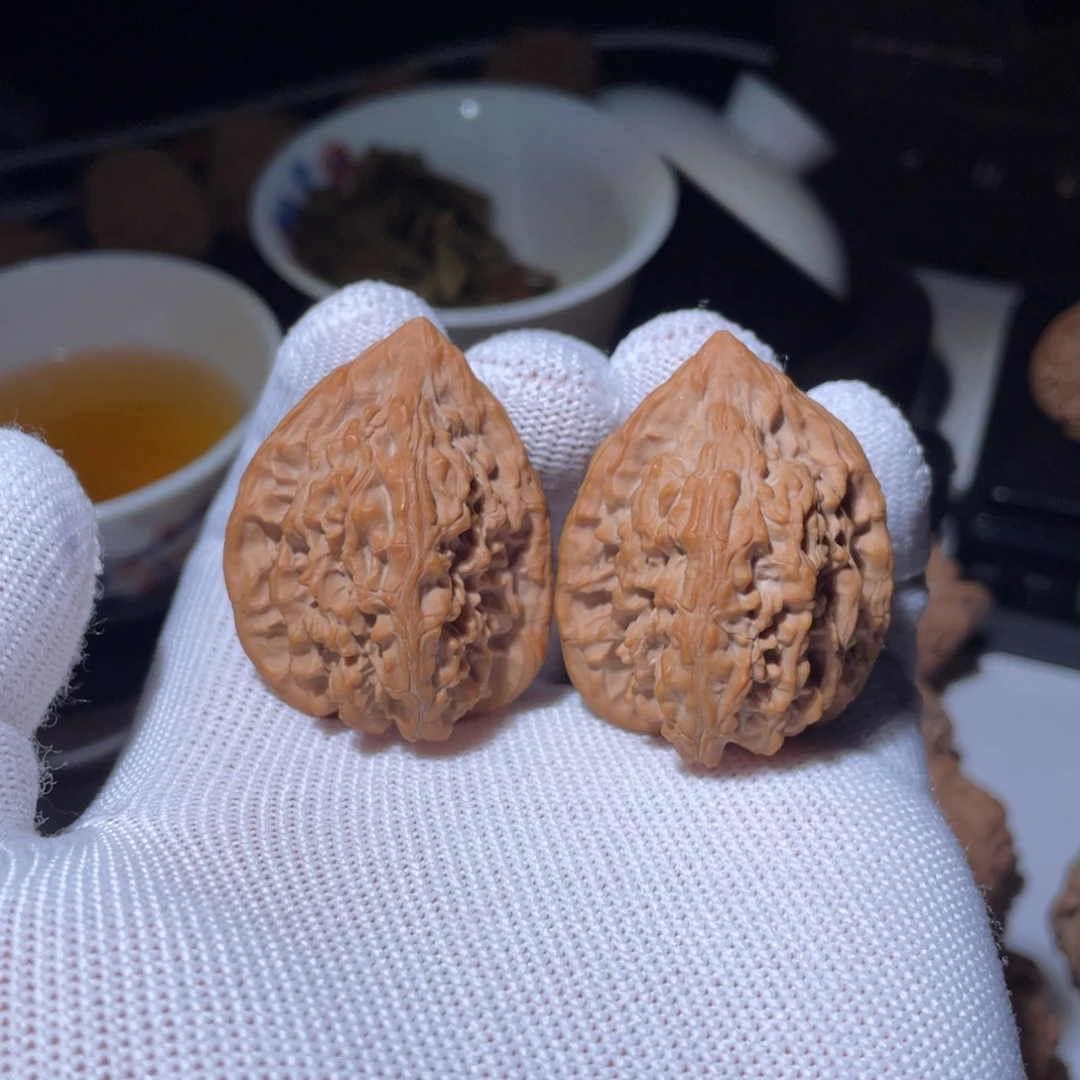 文玩核桃吊坠野生天顶山鸡心 问天