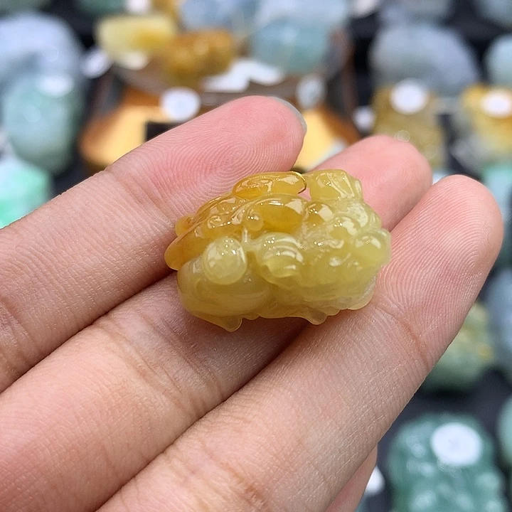 昵***了颈饰未镶嵌翡翠天然缅甸翡翠