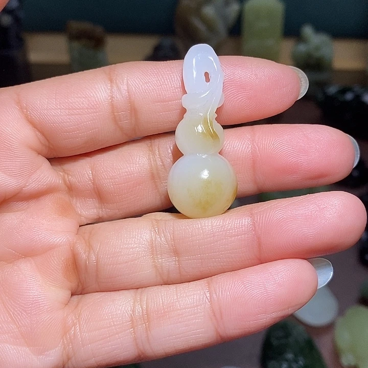 旻***萱和田玉未镶嵌颈饰