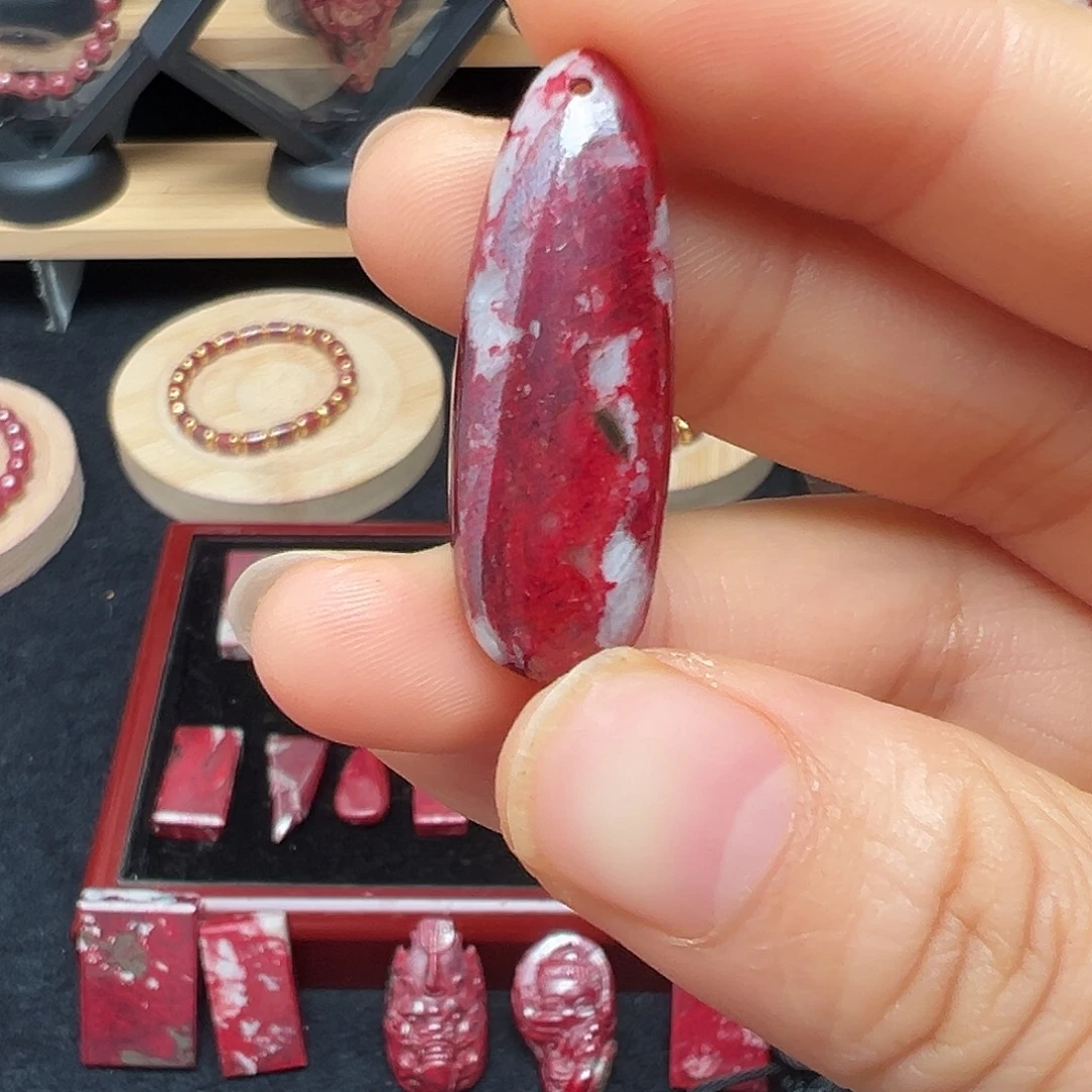 天然辰砂天然朱砂原矿吊坠