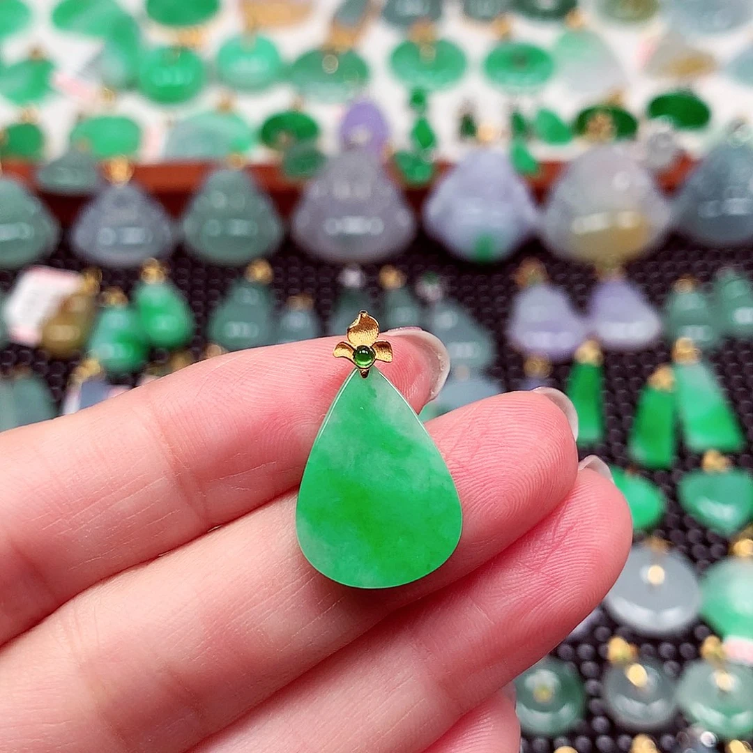 翡翠18K金镶嵌颈饰
