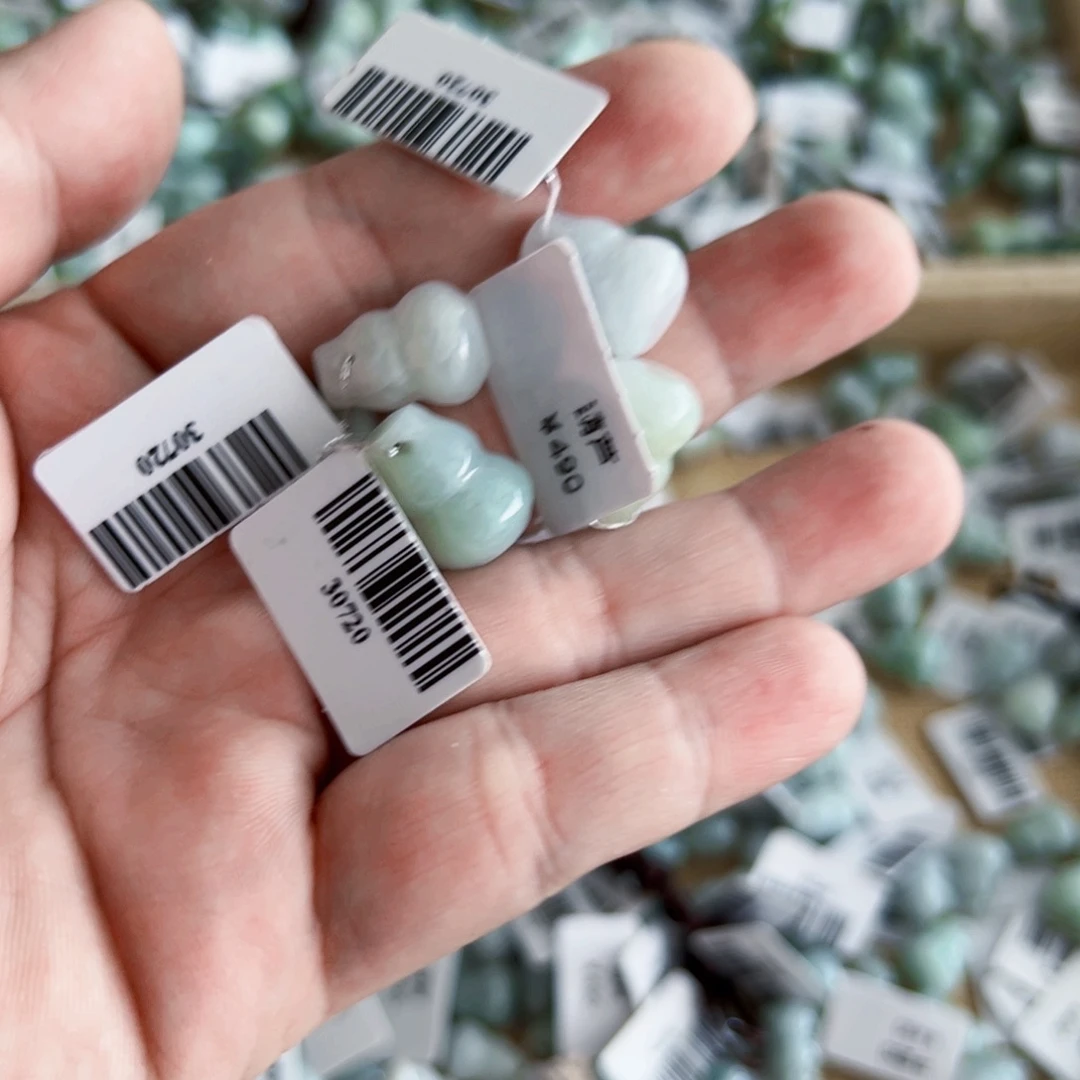 翡翠未镶嵌颈饰葫芦