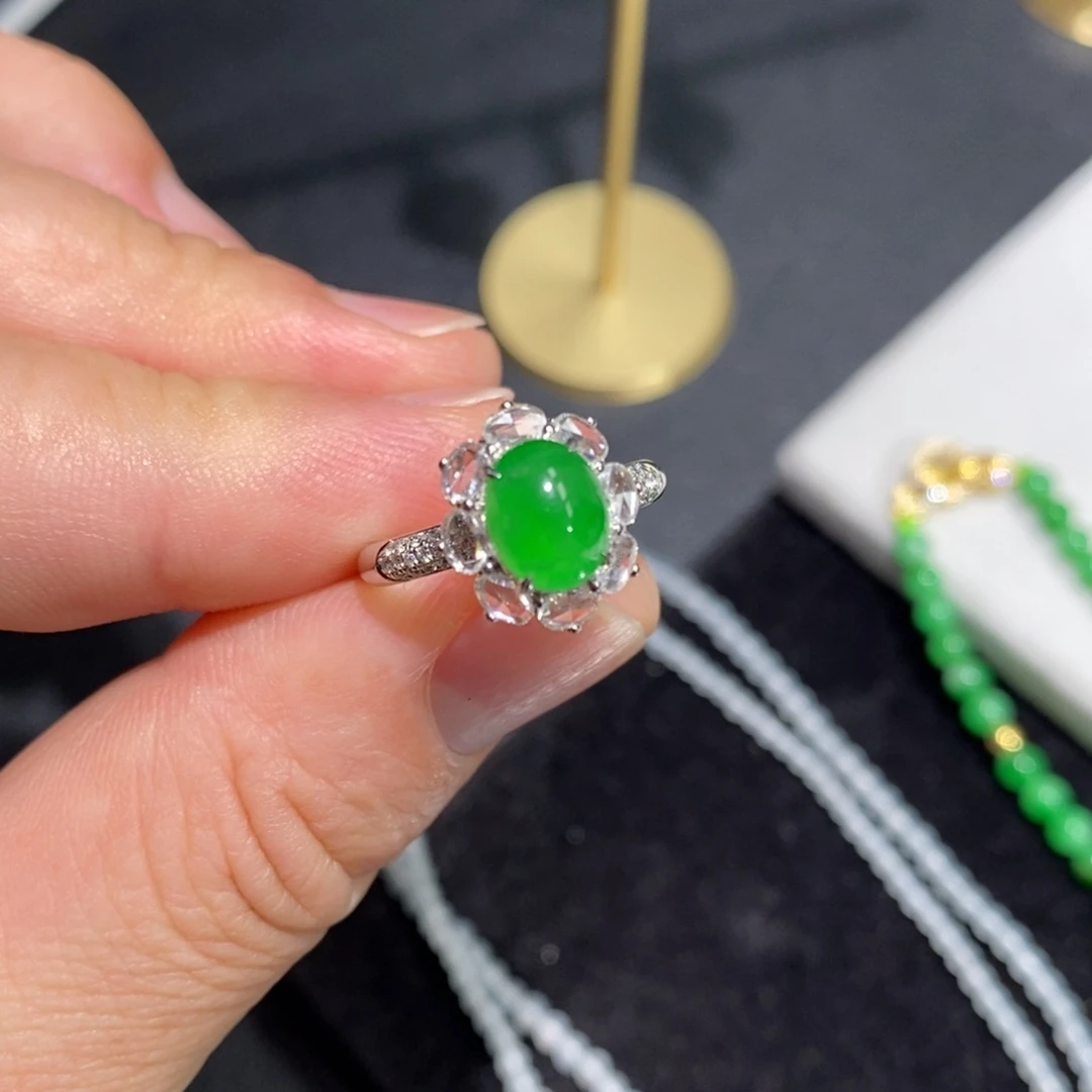 翡翠戒指18K金镶嵌阳绿蛋面戒指