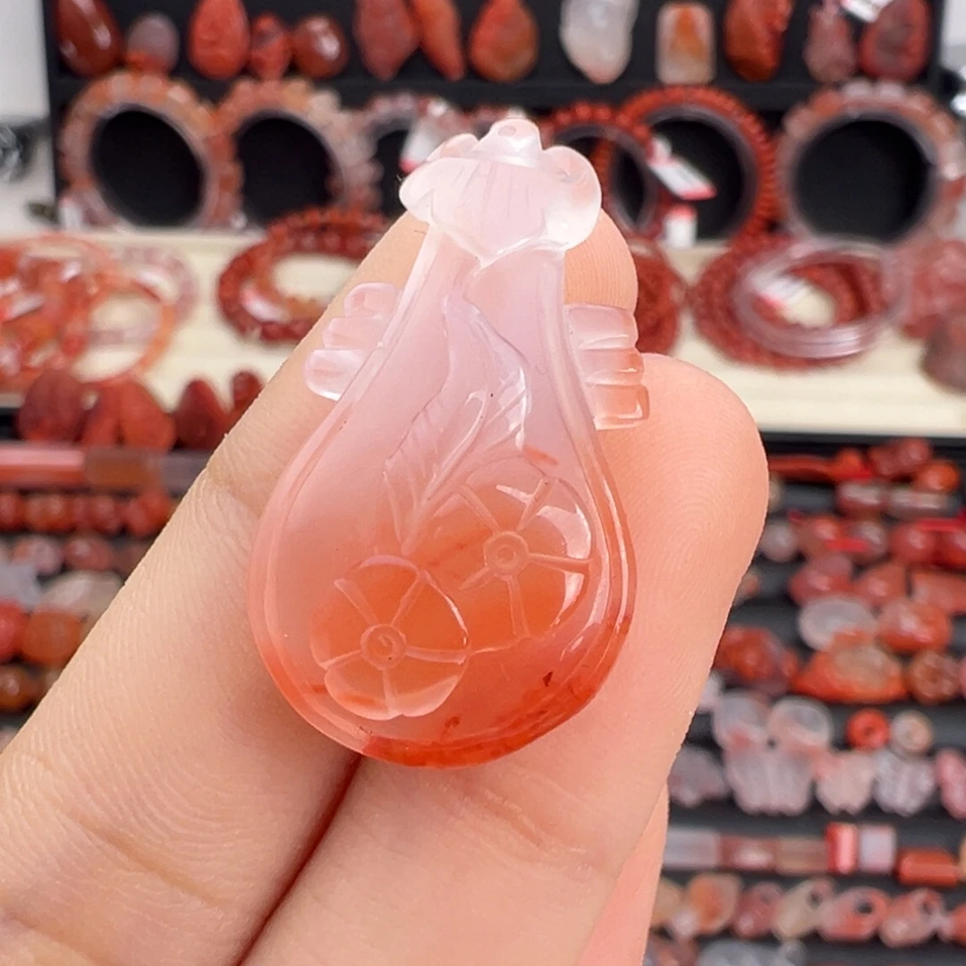 南红玛瑙未镶嵌颈饰琵琶