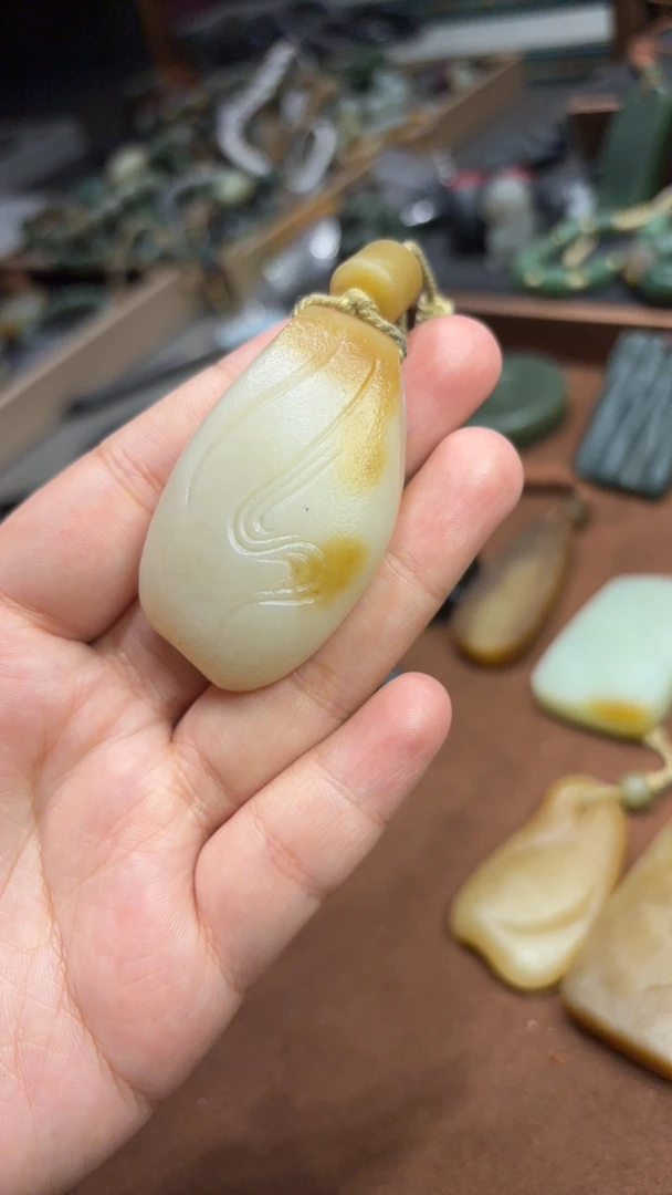 天然和田玉老光吊坠