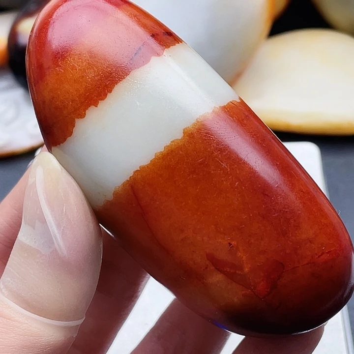 玉红皮白肉手把件