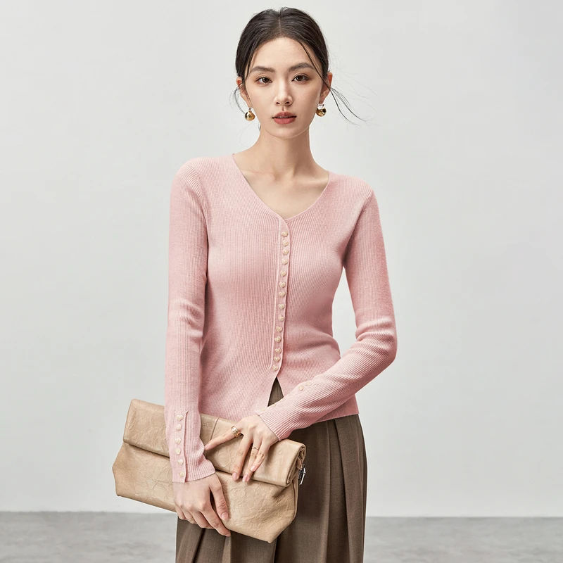 尚都比拉百搭基础款含绵羊毛针织衫V领爱心扣弹力长袖上衣56367
