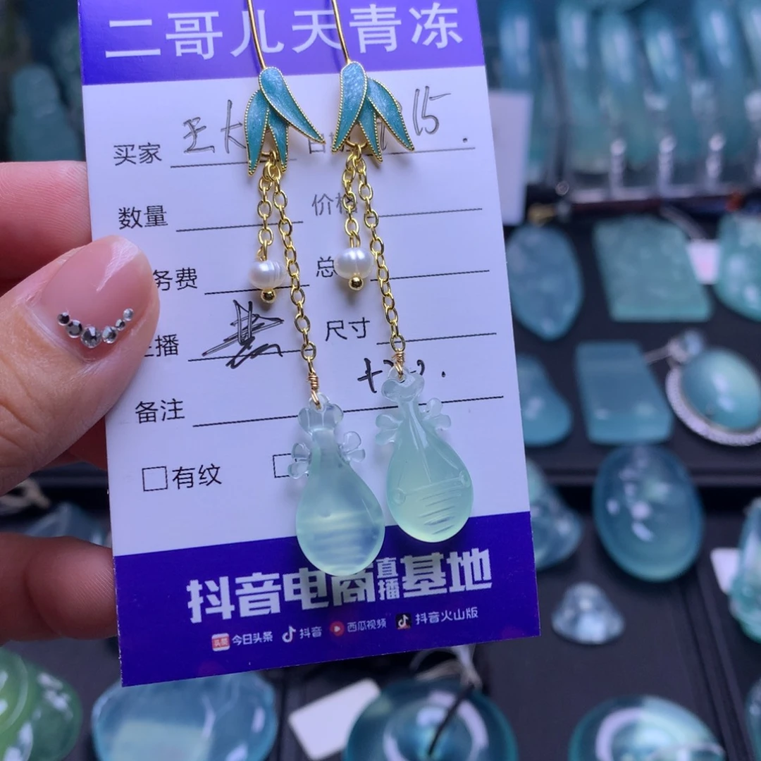 未镶嵌蛇纹石玉耳坠王**?