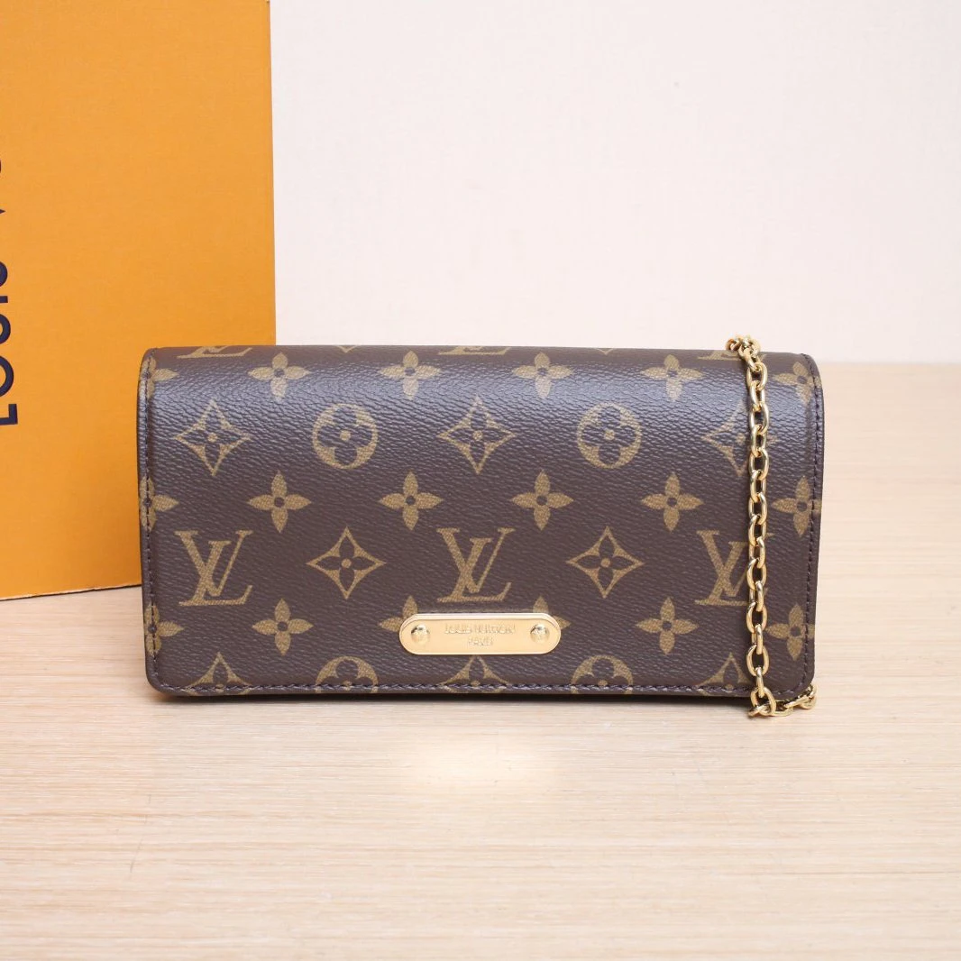 99新 LouisVuitton/路易威登 【念念特价】LILY WOC PVC 芯片包