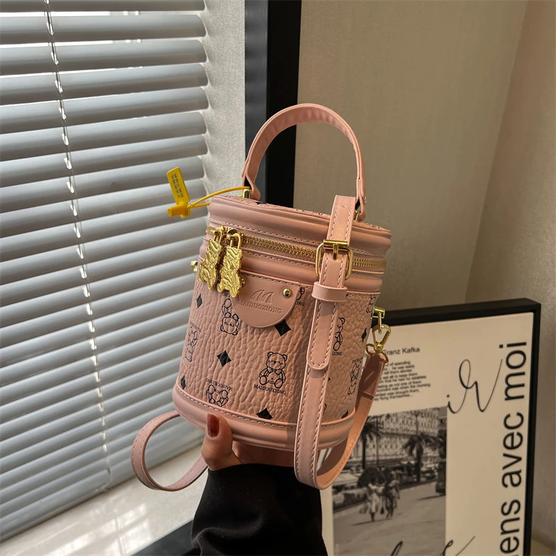 【流行小熊 印花发财桶】小众圆筒手提斜挎包小熊粉色设计感包包