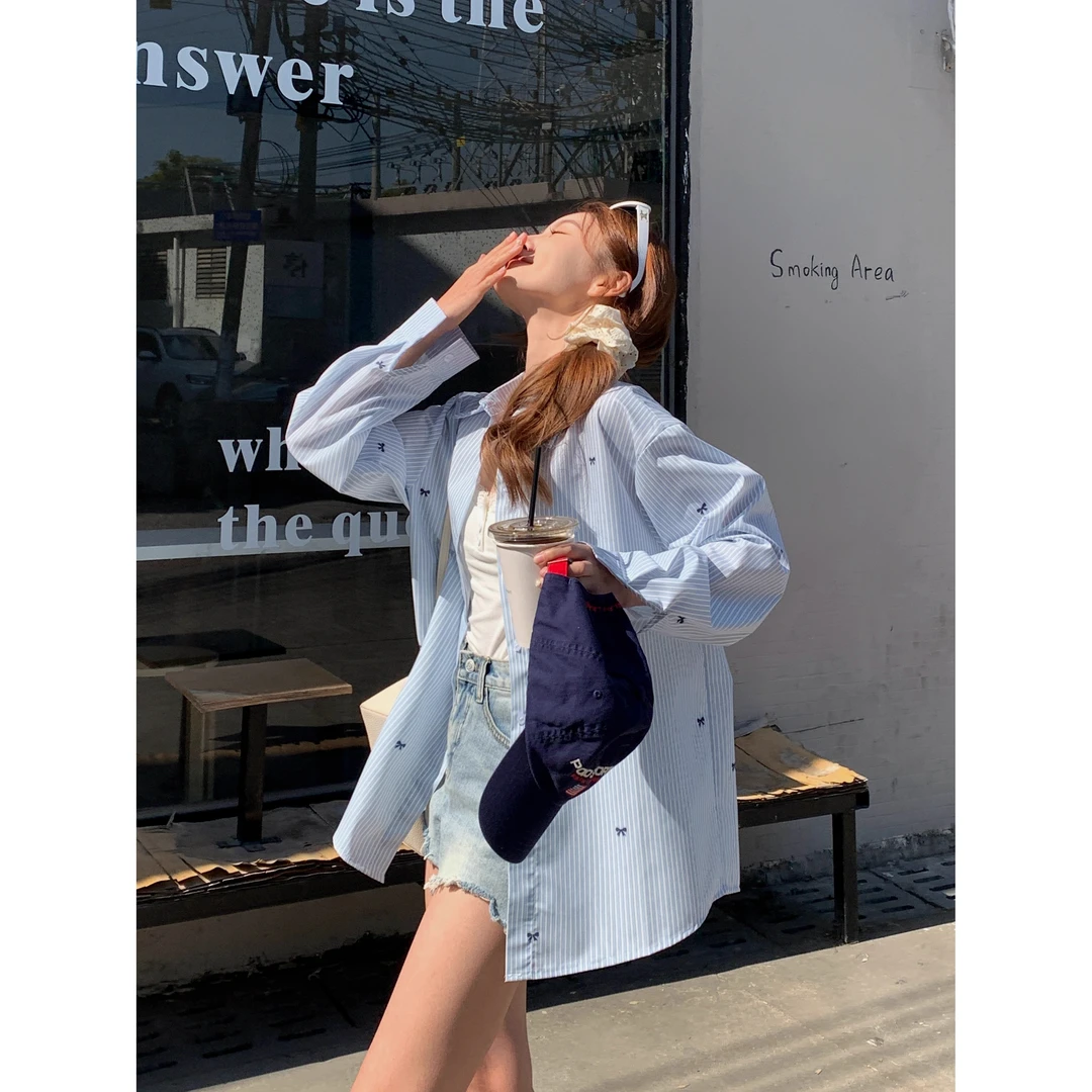 2025蓝白条纹蝴蝶结印花长袖衬衫女中长款独特超好看衬衣上衣ins