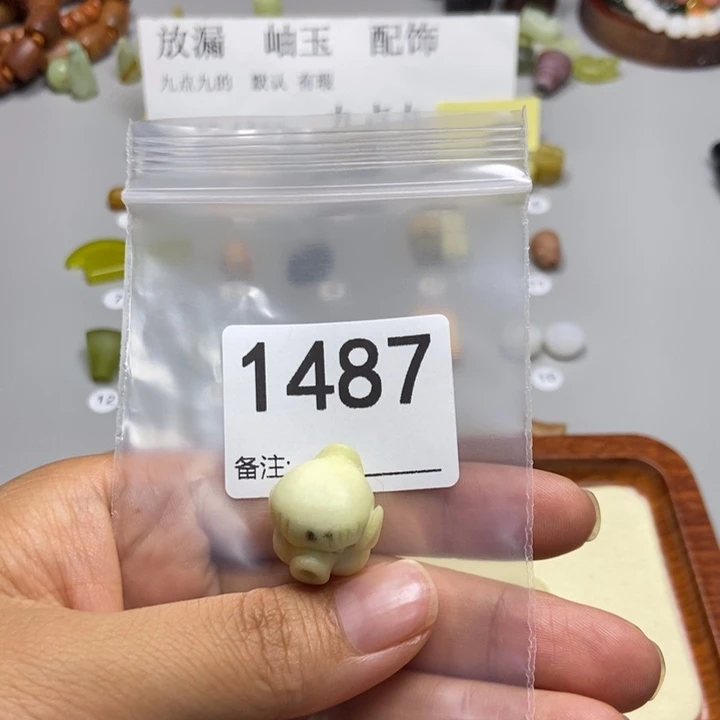 心***生蛇纹石玉未镶嵌颈饰