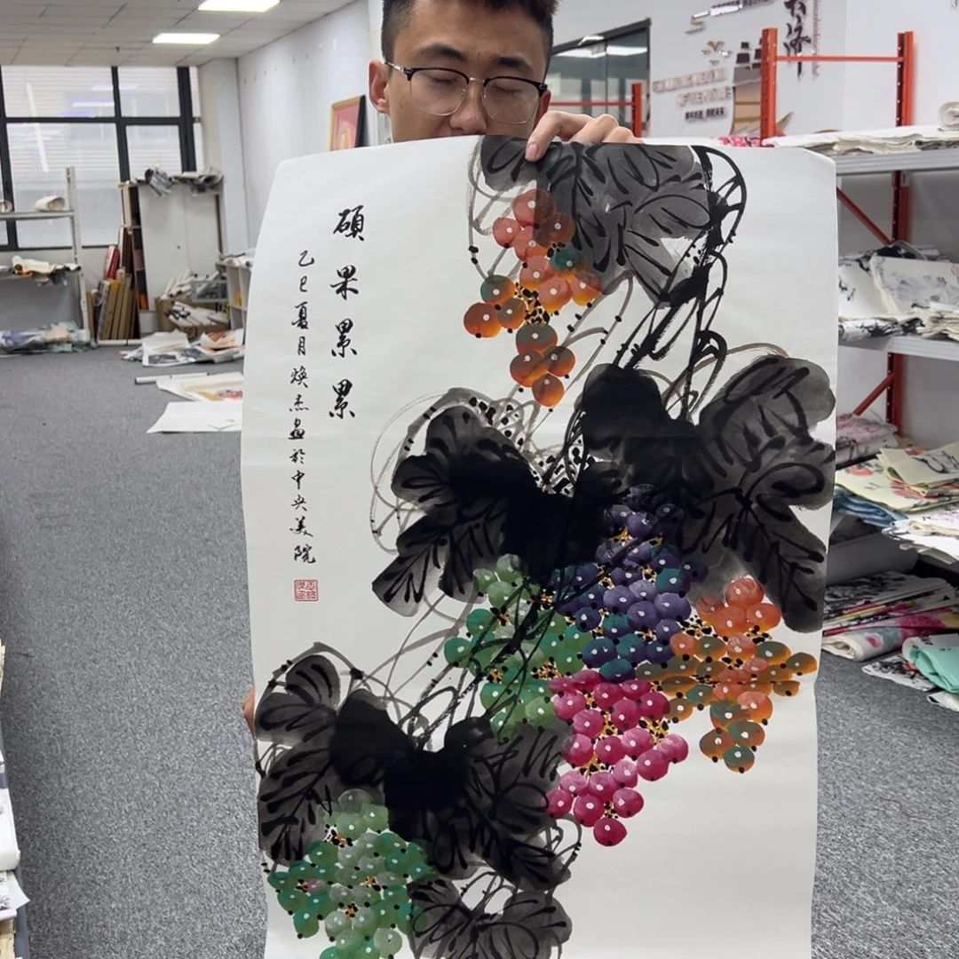 国画卖字画的小男孩