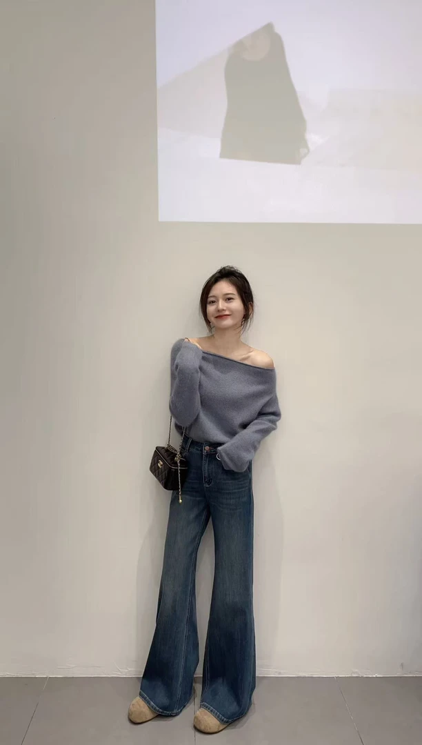 2025秋季新款高级感灰色一字领露肩针织女毛衣软糯上衣百搭牛仔裤