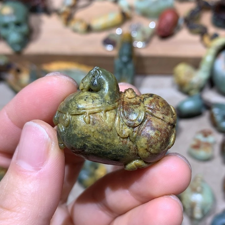 未镶嵌岫岩河磨玉（透闪石质玉）挂件