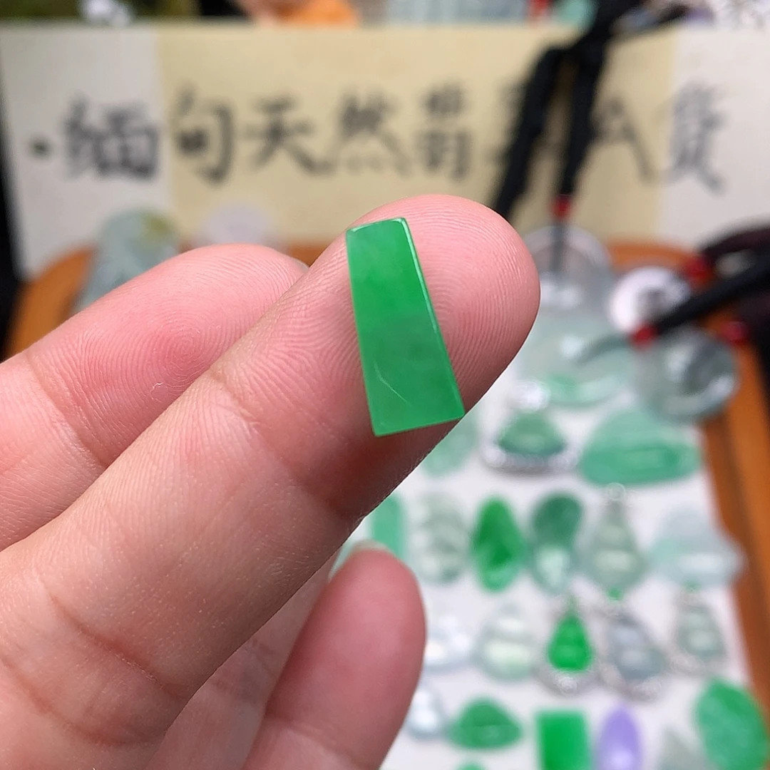 翡翠裸石缅甸天然A货翡翠阳绿无事牌