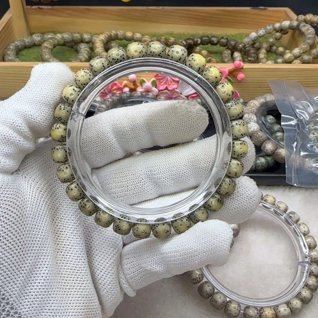 u***g星月菩提手串9号通体留白8左右