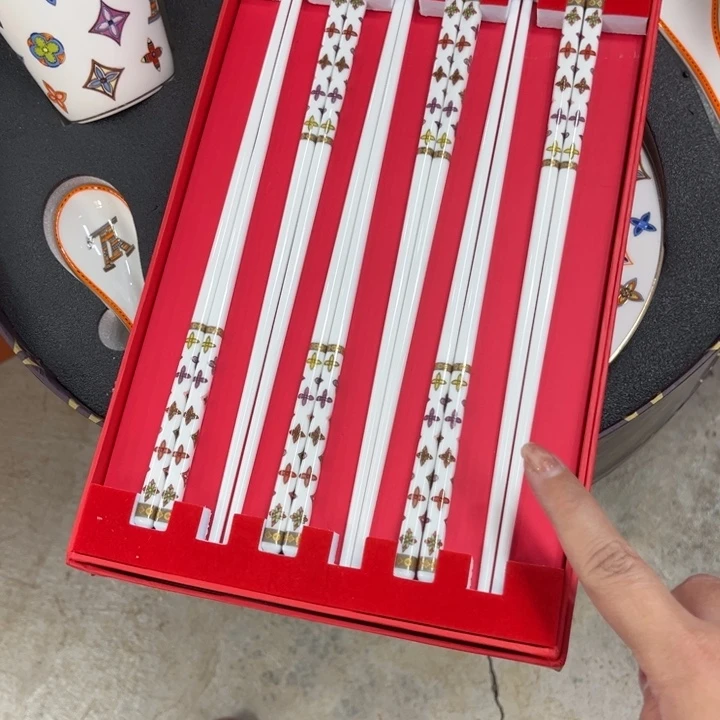 瓷片书斋里有个人在我