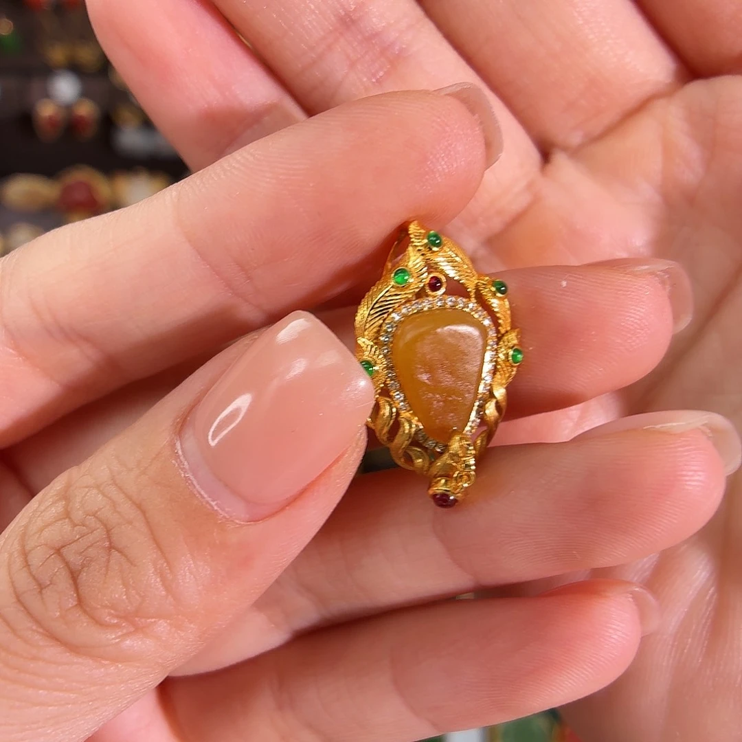 和田玉18K金镶嵌颈饰墨*