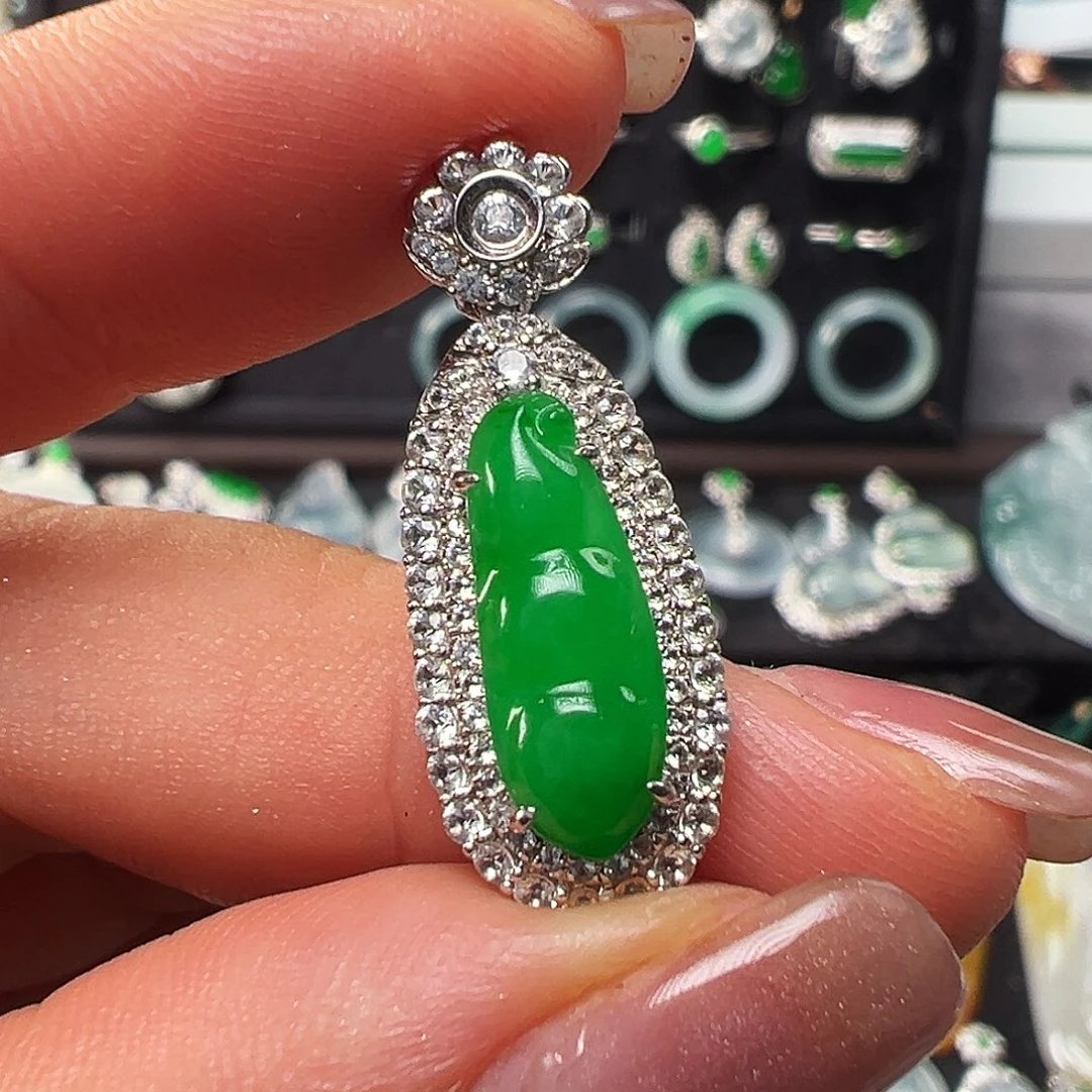 翡翠18K金镶嵌颈饰吊坠