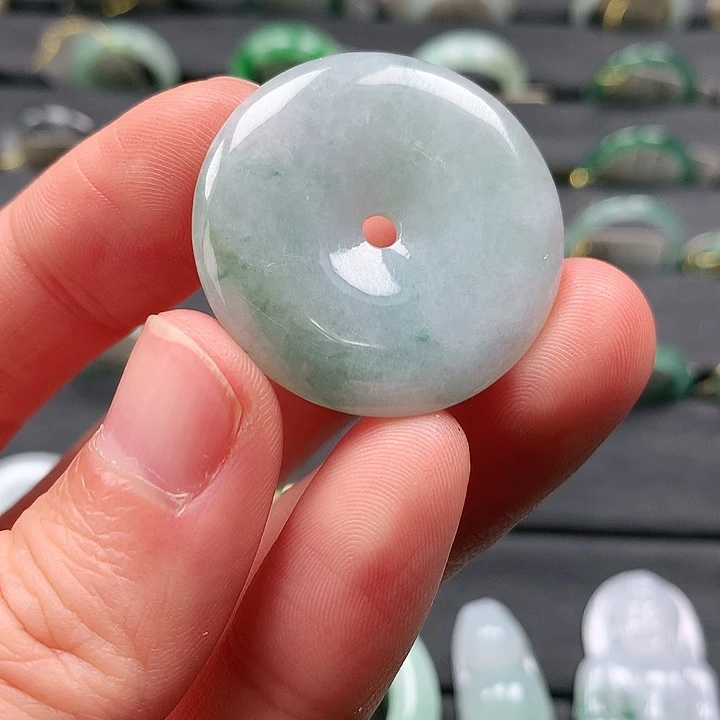 翡翠颈饰未镶嵌平安扣