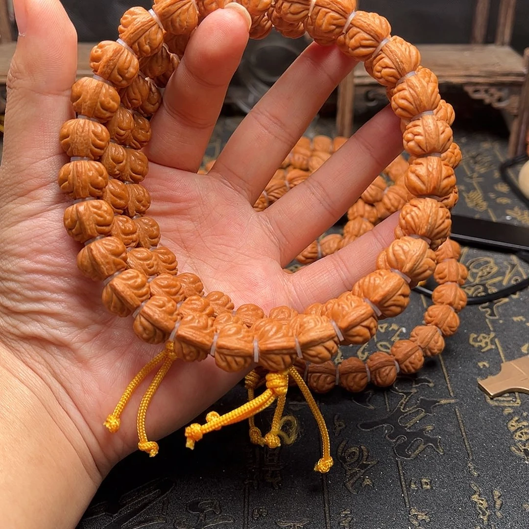 吊坠桃核小金豆手持