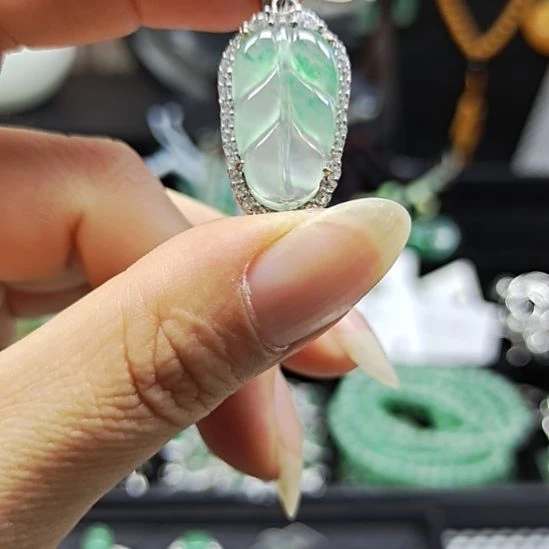 石英质玉合金颈饰