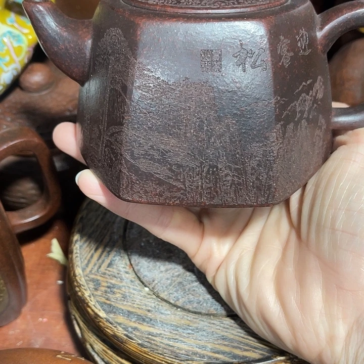 茶壶紫砂原矿泥料手工制作的一把紫砂壶。