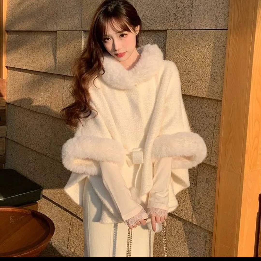 毛球腰带白色毛领斗篷女冬富家千金高级感穿搭加厚