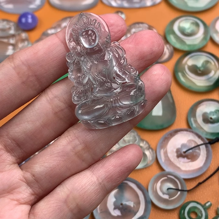 翡翠挂件未镶嵌…..