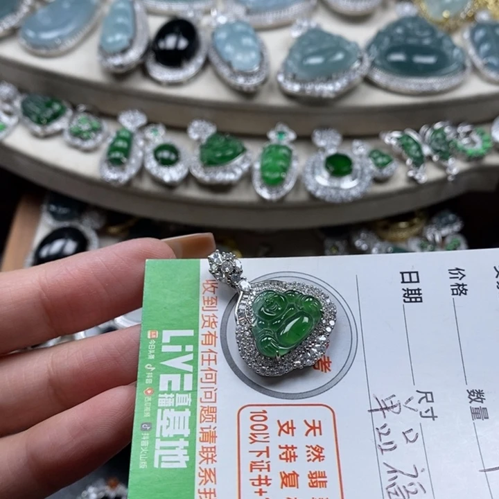 翡翠颈饰未镶嵌翡翠